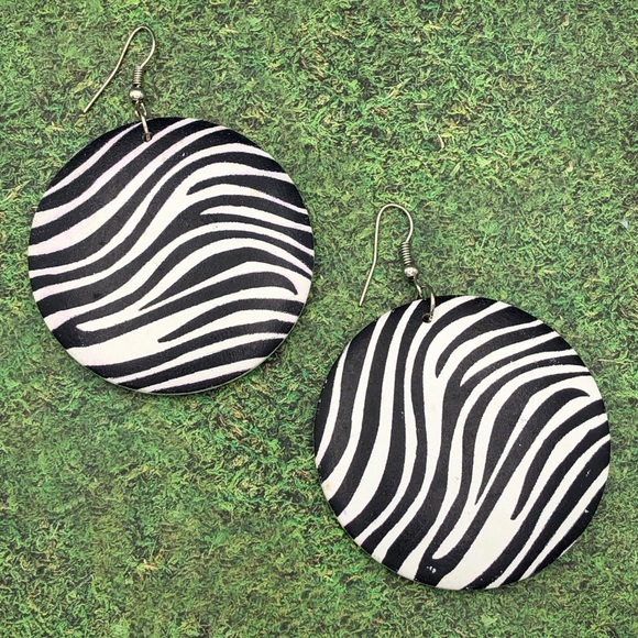 🍀 Zebra Stripe Print Wood Disk Earrings - Picture 1 of 2
